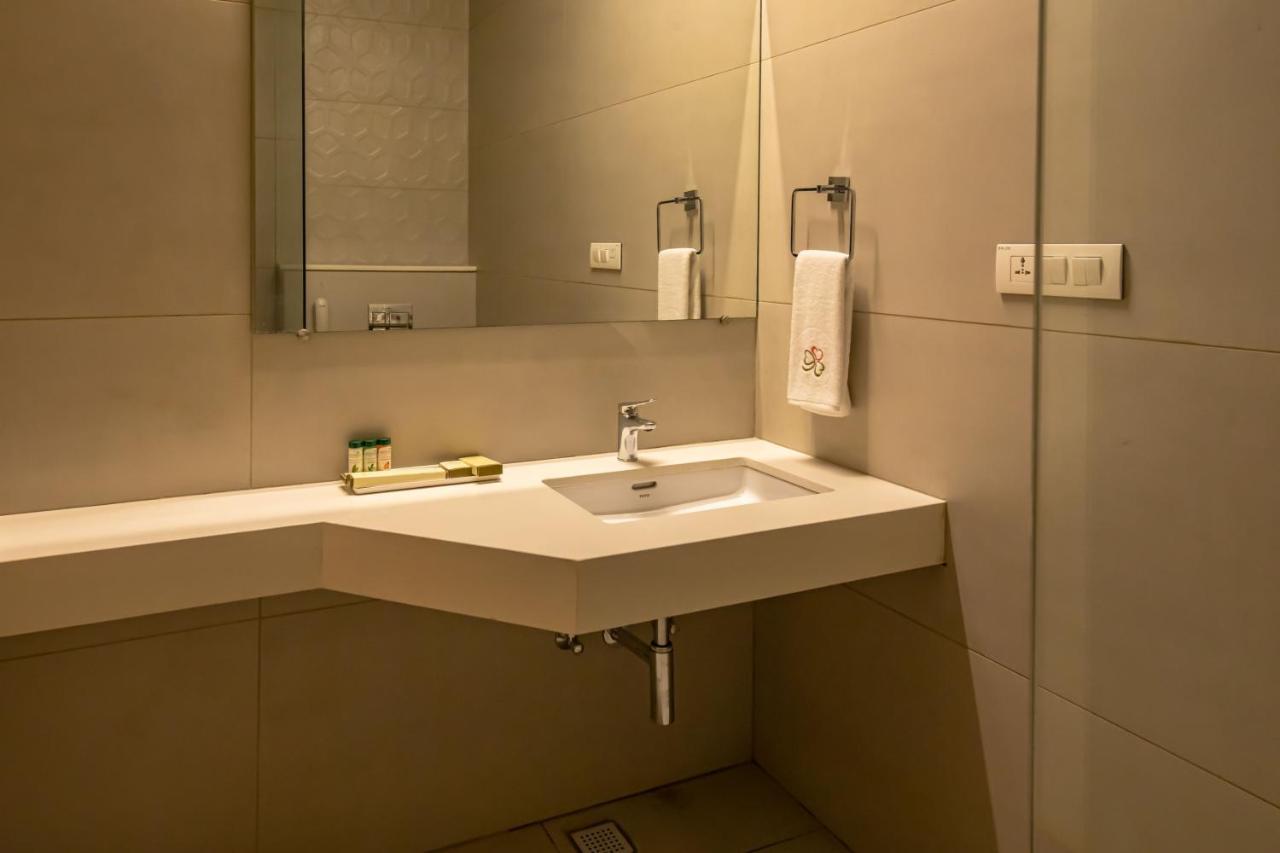 Hotel Rathna Residency - Near Us Consulate Chennai Zewnętrze zdjęcie