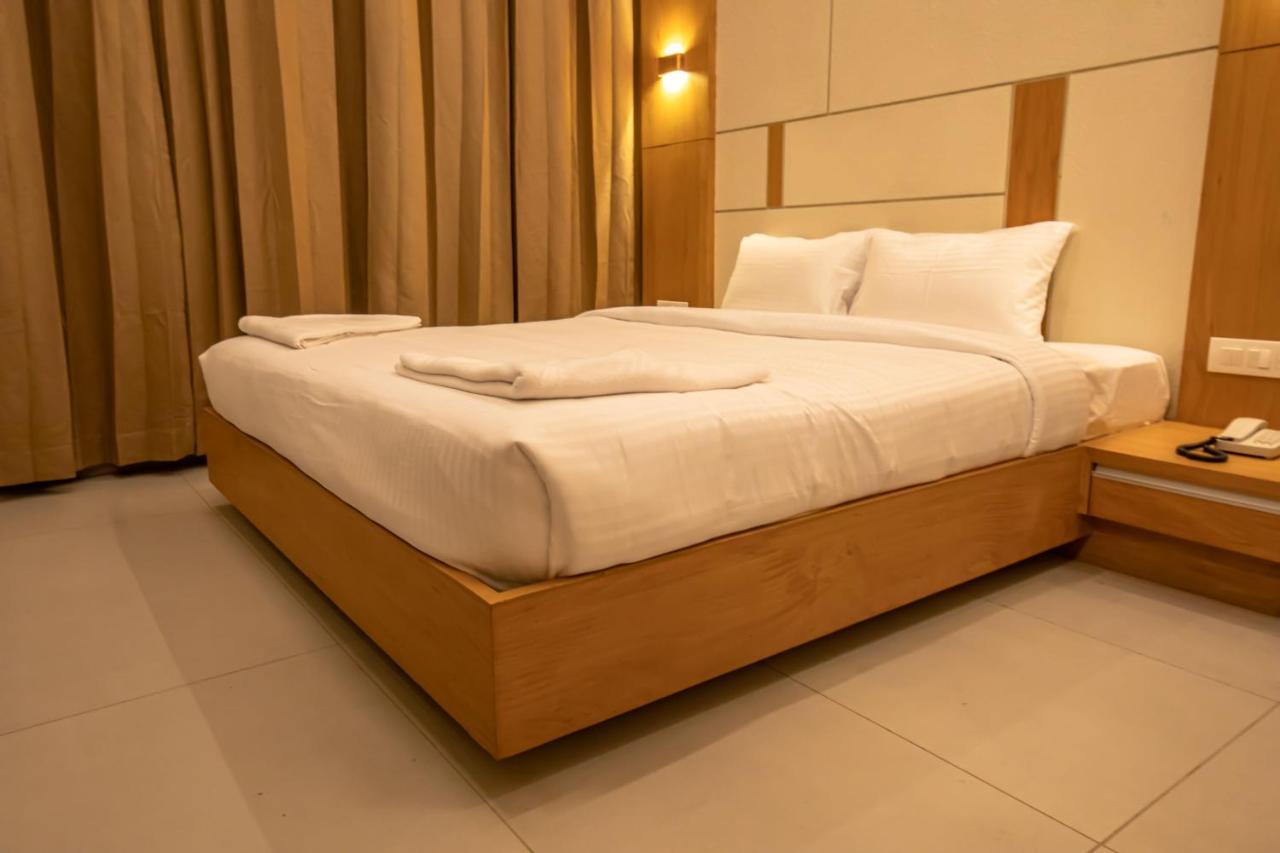 Hotel Rathna Residency - Near Us Consulate Chennai Zewnętrze zdjęcie