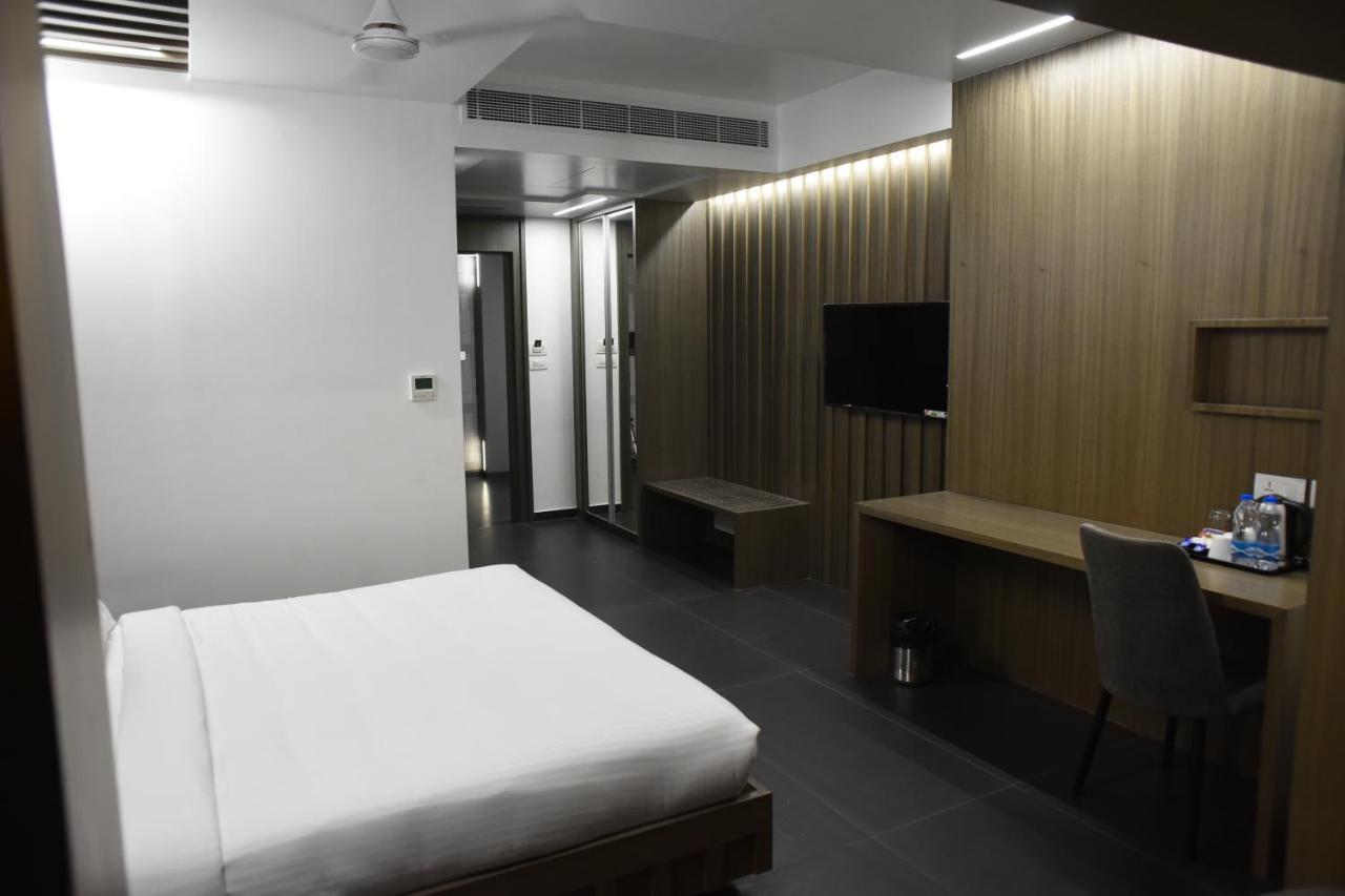 Hotel Rathna Residency - Near Us Consulate Chennai Zewnętrze zdjęcie