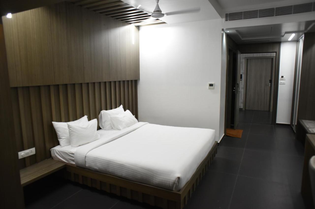 Hotel Rathna Residency - Near Us Consulate Chennai Zewnętrze zdjęcie
